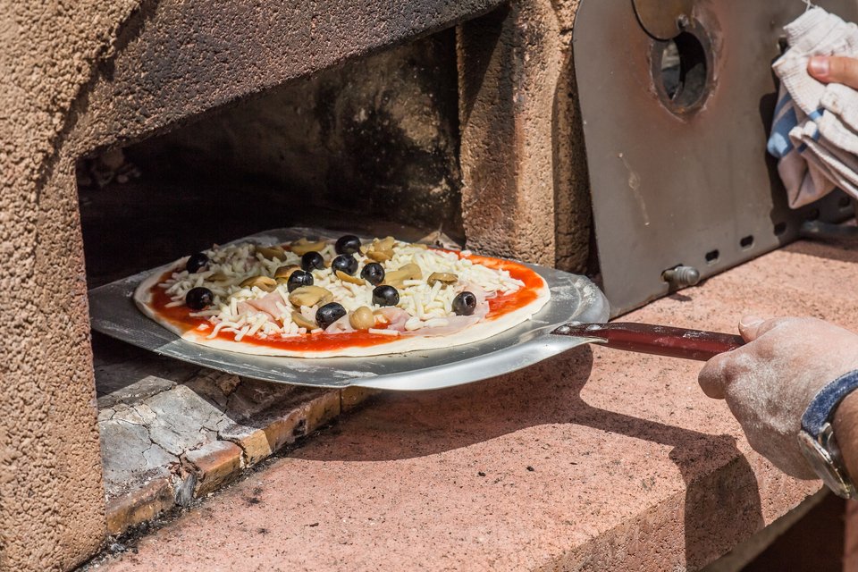 Prawdziwa włoska pizza powinna być robiona w piecu opalanym drewnem.