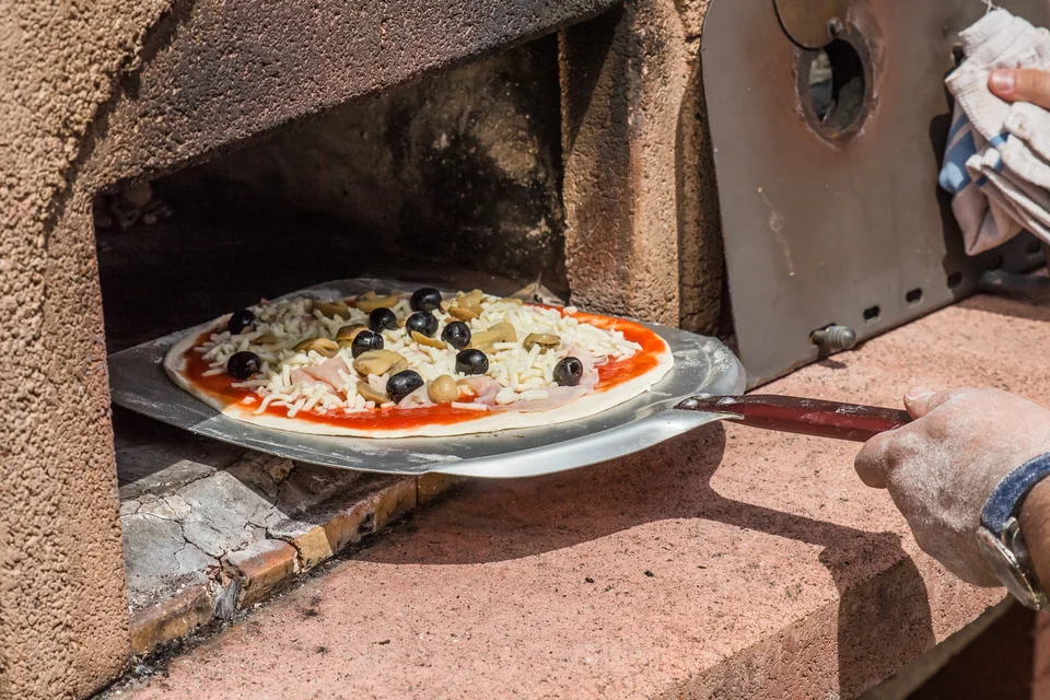Prawdziwa włoska pizza powinna być robiona w piecu opalanym drewnem.