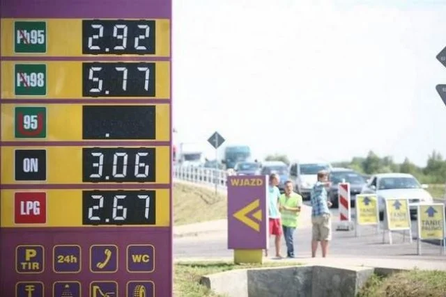 W 2012 roku właściciel stacji benzynowej na chwilę wprowadził "prawdziwe" bez uwzględnienia drakońskich podatków ceny paliw. Kierowcy byli zdumieni.