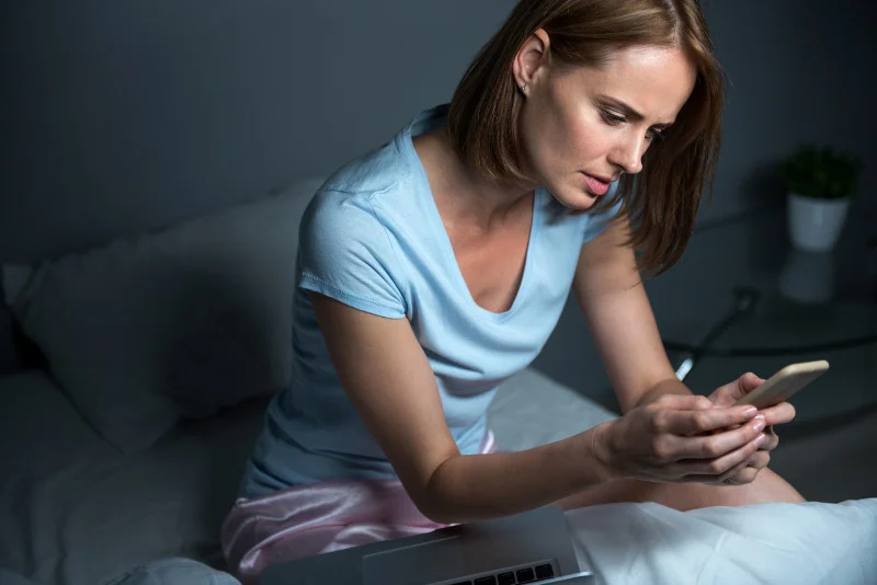 Orange Polska wprowadza nową usługę, która zwiększa bezpieczeństwo korzystania
z internetu w smartfonie. CyberTarcza działa po stronie sieci i chroni użytkownika, blokując wejście na niebezpieczne strony internetowe