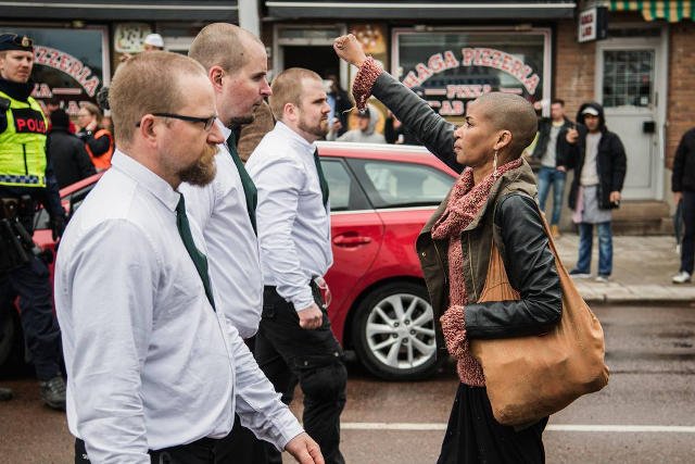 Szwedka stanęła naprzeciw 300 neonazistom.