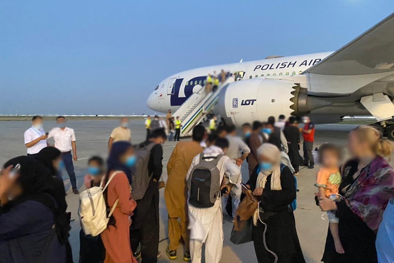Do Polski przyleciał pierwszy samolot z uchodźcami z Afganistanu. To osoby, które pomagały Polakom na afgańskiej ziemi oraz ich rodziny