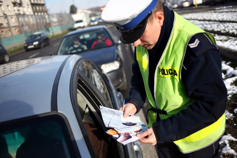 Kierowca z Jasła regularnie donosi na innych uczestników ruchu. Internauci próbują go namierzyć, twierdzą, że prowokuje ich swoją jazdą. Zdjęcie poglądowe.