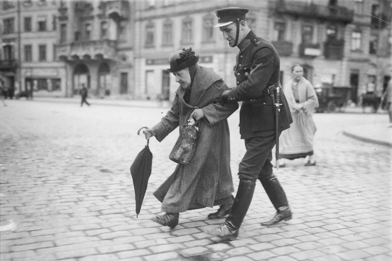 Funkcjonariusz Policji Państwowej w czasie służby (rok 1925)