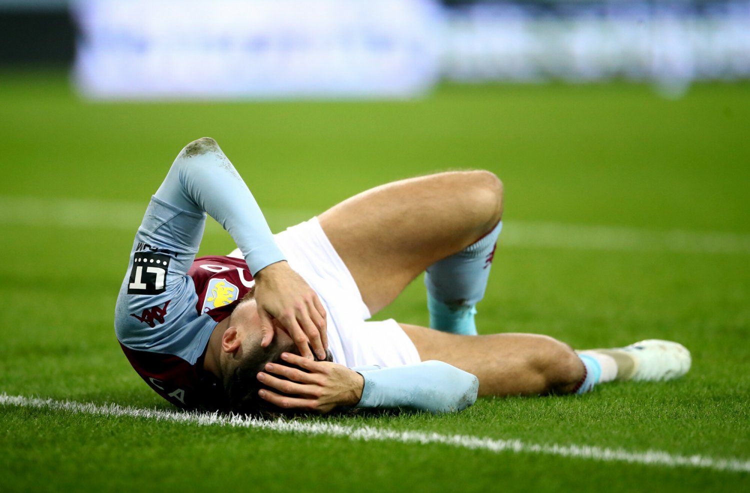 Widząc informację w "The Sun" Matty Cash mógł się tylko złapać za głowę