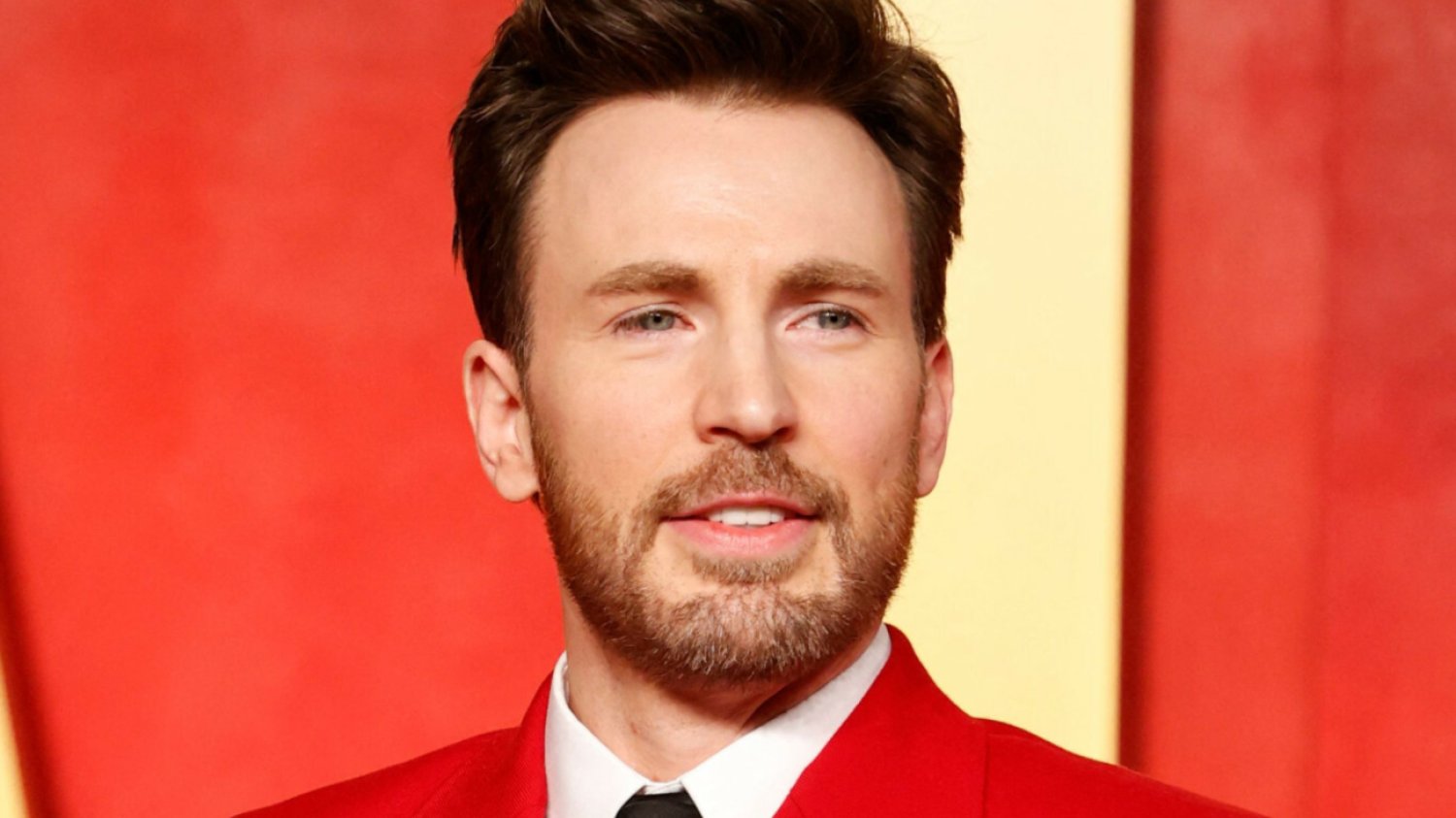 Chris Evans tłumaczy się z kontrowersyjnego zdjęcia, które wykonano w Turcji w 2016 roku. Chris Evans tłumaczy się z kontrowersyjnego zdjęcia, które wykonano w Turcji w 2016 roku.