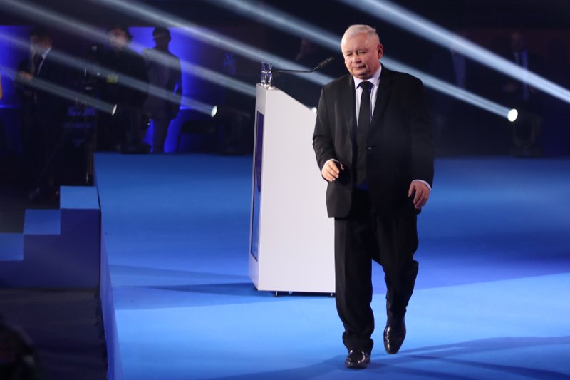Jarosław Kaczyński płaci swojemu asystentowi jakby był posłem.