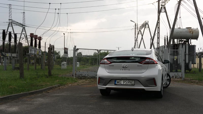 Z tyłu oba są bardzo podobne. Tutaj elektryczny Ioniq.