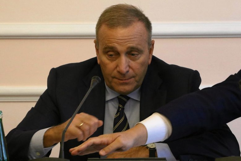 Grzegorz Schetyna ma trudny orzech do zgryzienia.