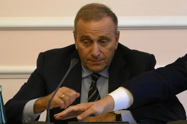 Grzegorz Schetyna ma trudny orzech do zgryzienia.