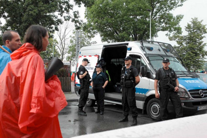Mundurowi pracujący na ŚDM skarzą się na jedzenie i warunki zakwaterowania., Tymczasem szczecińscy nawet nie dojechali do Krakowa. Zatruli się po drodze.