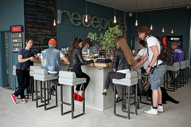 Poranek w klubokawiarni Forum Przestrzenie w Krakowie