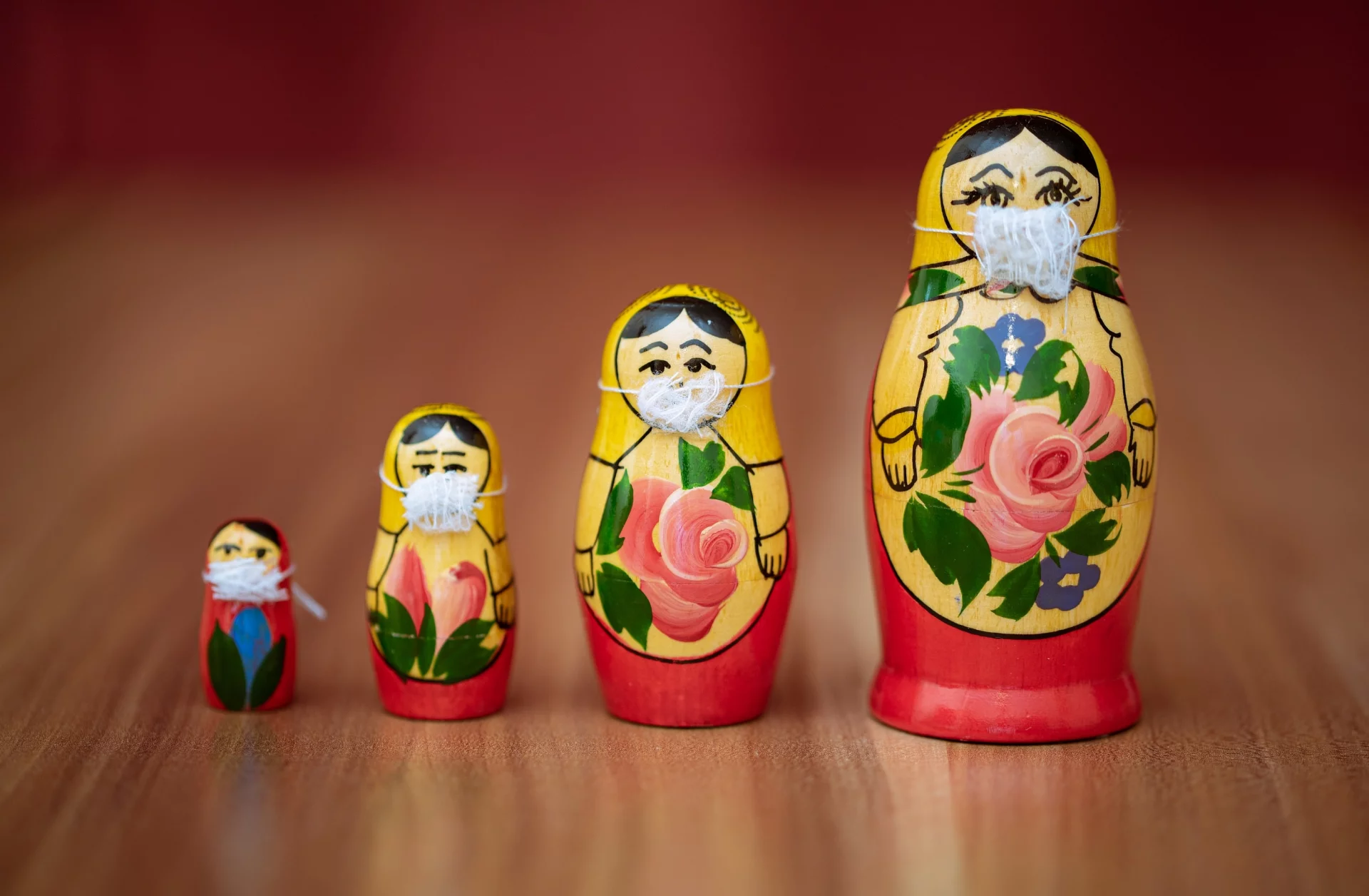 Koronawirus na świecie: matrioszki z maseczkami. Matrioszki z maseczkami higienicznymi na twarzy w czasie pandemii covid-19 na świecie.