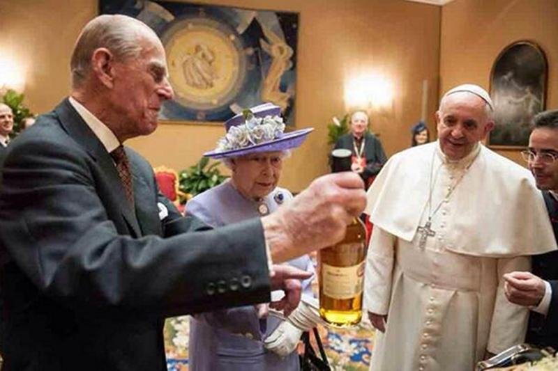 Książę Filip podarował papieżowi butelkę szkockiej Whisky