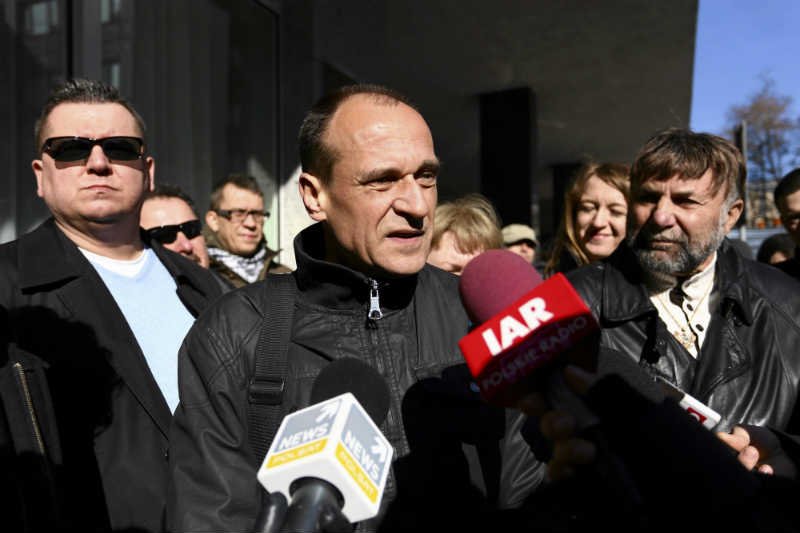 Paweł Kukiz właśnie przechodzi przyspieszony kurs polityki.