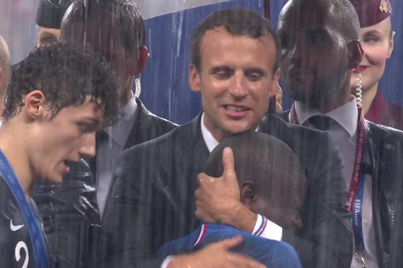 Tak oto Macron dziękuje piłkarzowi francuskiej reprezentacji.