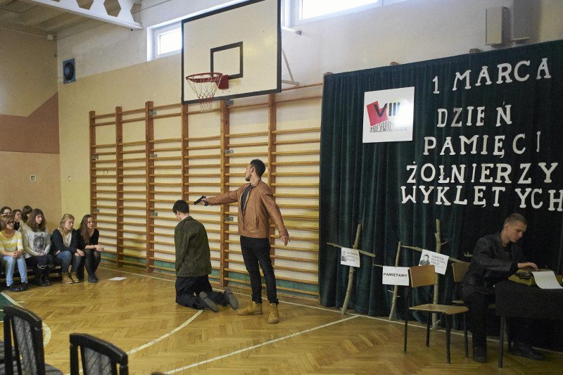 Liceum Ogólnokształcące nr VIII we Wrocławiu. Apel poświęcony pamięci Żołnierzy Wyklętych.