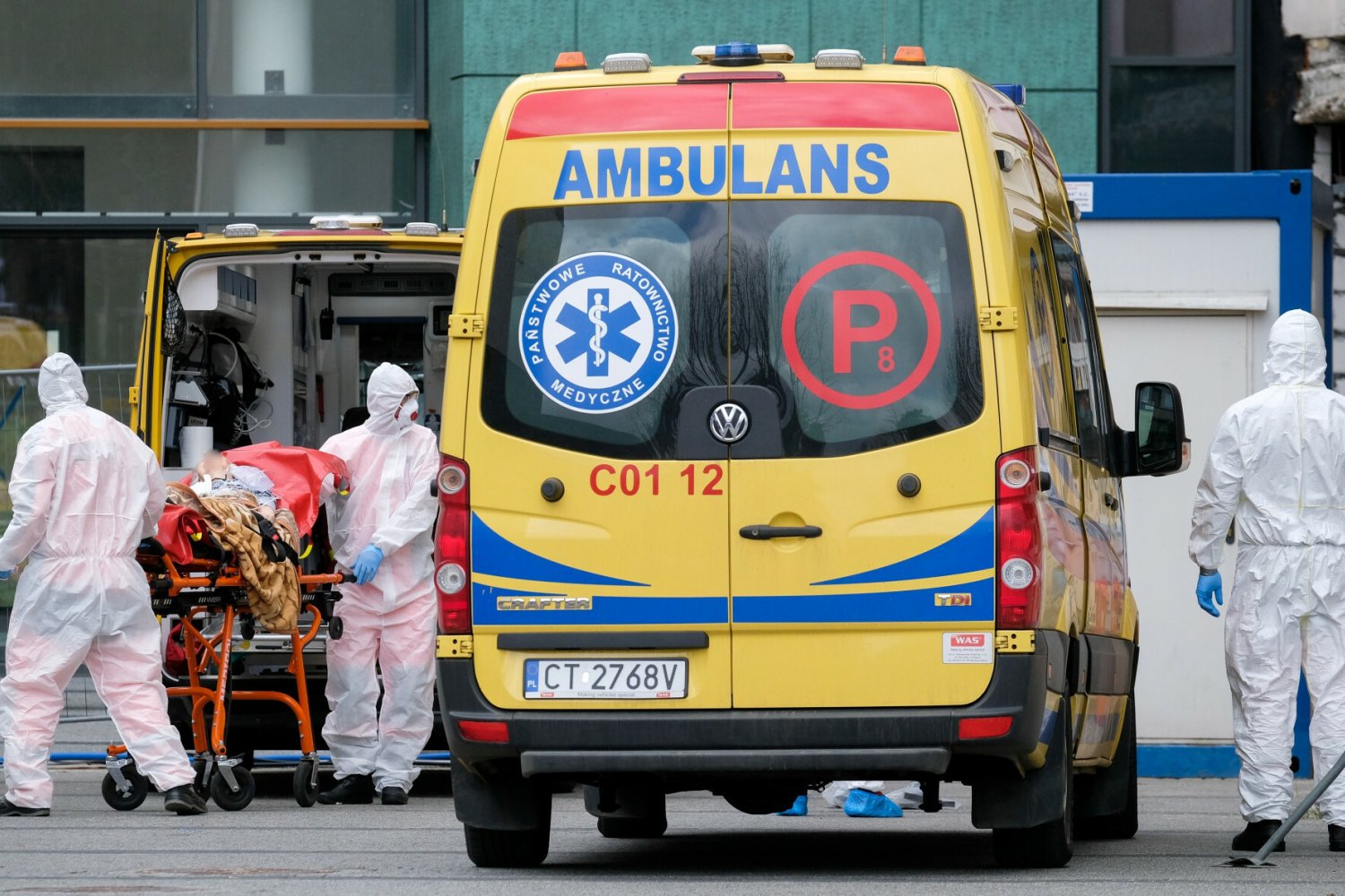 Pandemia COVID–19 zbiera w Polsce wyjątkowo dużo ofiar śmiertelnych.