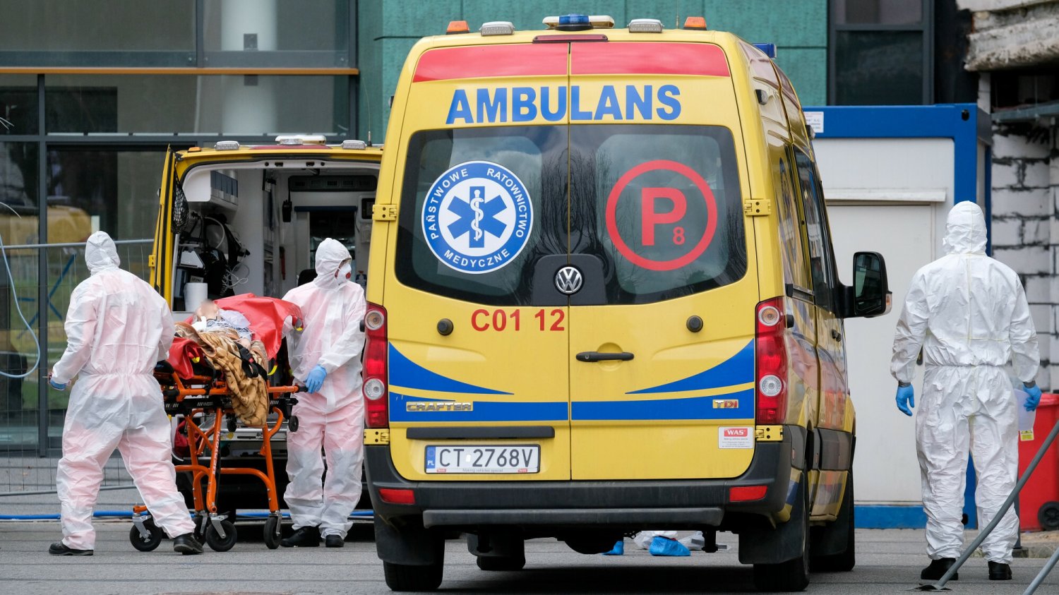 Pandemia COVID–19 zbiera w Polsce wyjątkowo dużo ofiar śmiertelnych. Pandemia COVID–19 zbiera w Polsce wyjątkowo dużo ofiar śmiertelnych.