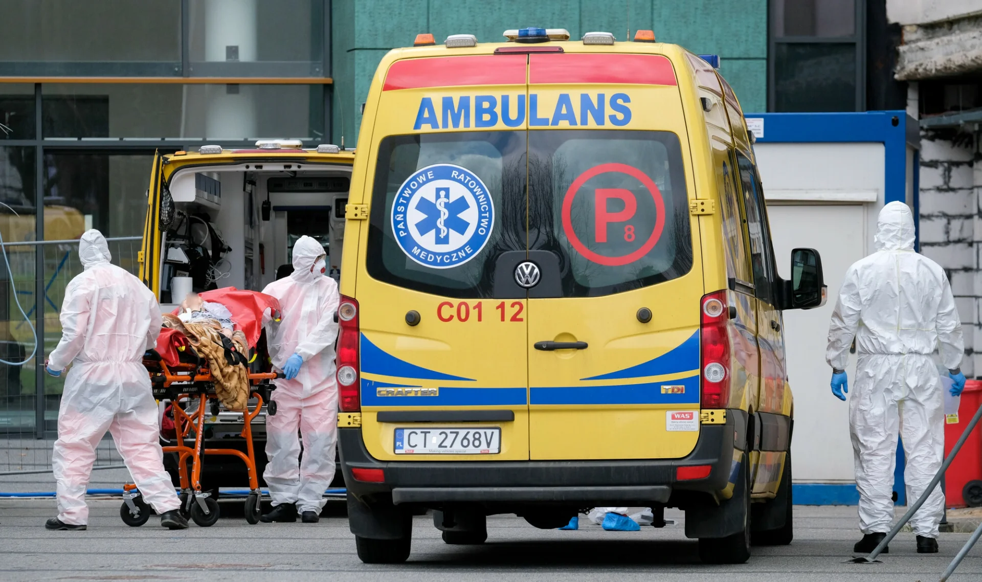 Pandemia COVID–19 zbiera w Polsce wyjątkowo dużo ofiar śmiertelnych. Pandemia COVID–19 zbiera w Polsce wyjątkowo dużo ofiar śmiertelnych.