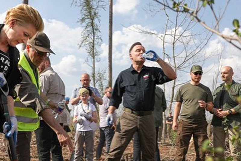 Prezydent wraz z żoną sadzili drzewa w okolicach Rytla. Dwa lata temu nawałnica dokonała tam wielkich zniszczeń, pod konarami drzew zginęły dwie harcerki.