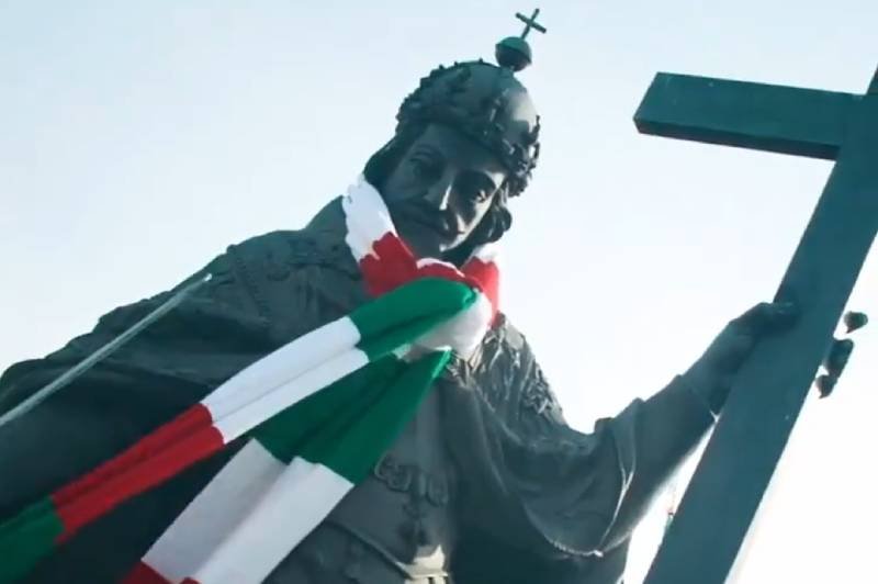 Zygmunt III Waza znów w barwach Legii. Szalik Legii na Kolumnie Zygmunta. Mioduski wylegitymowany przez policję.