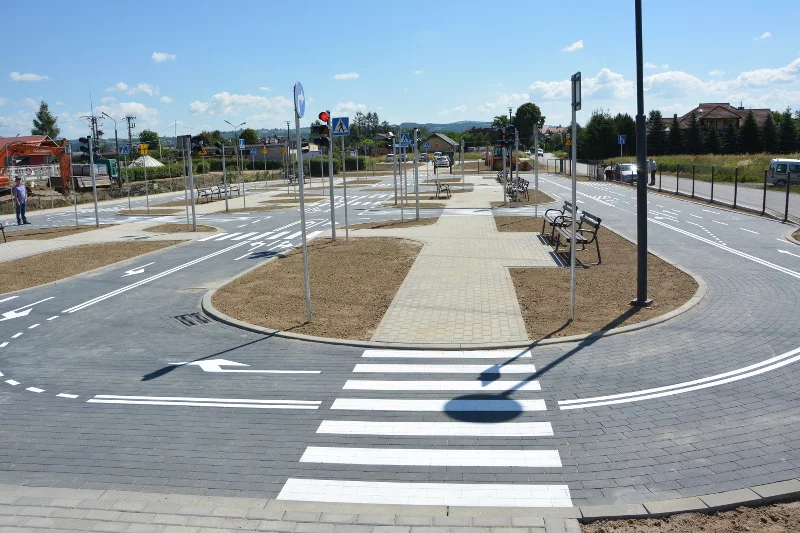 Miasteczko Rowerowe – drogi utwardzone i piesze, ronda, skrzyżowania, sygnalizacja świetlna, parking. Cały teren został ogrodzony i oświetlony.