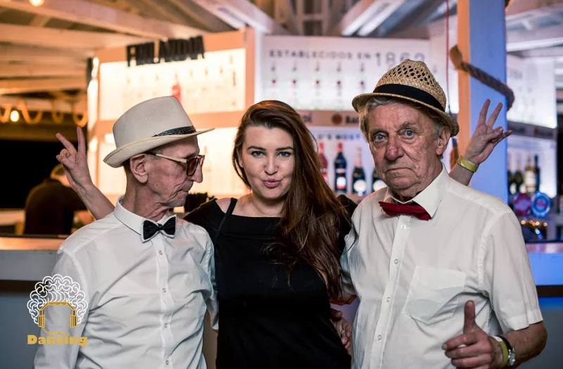Paulina Braun, założycielka Dancingu Międzypokoleniowego, wraz z seniorami.