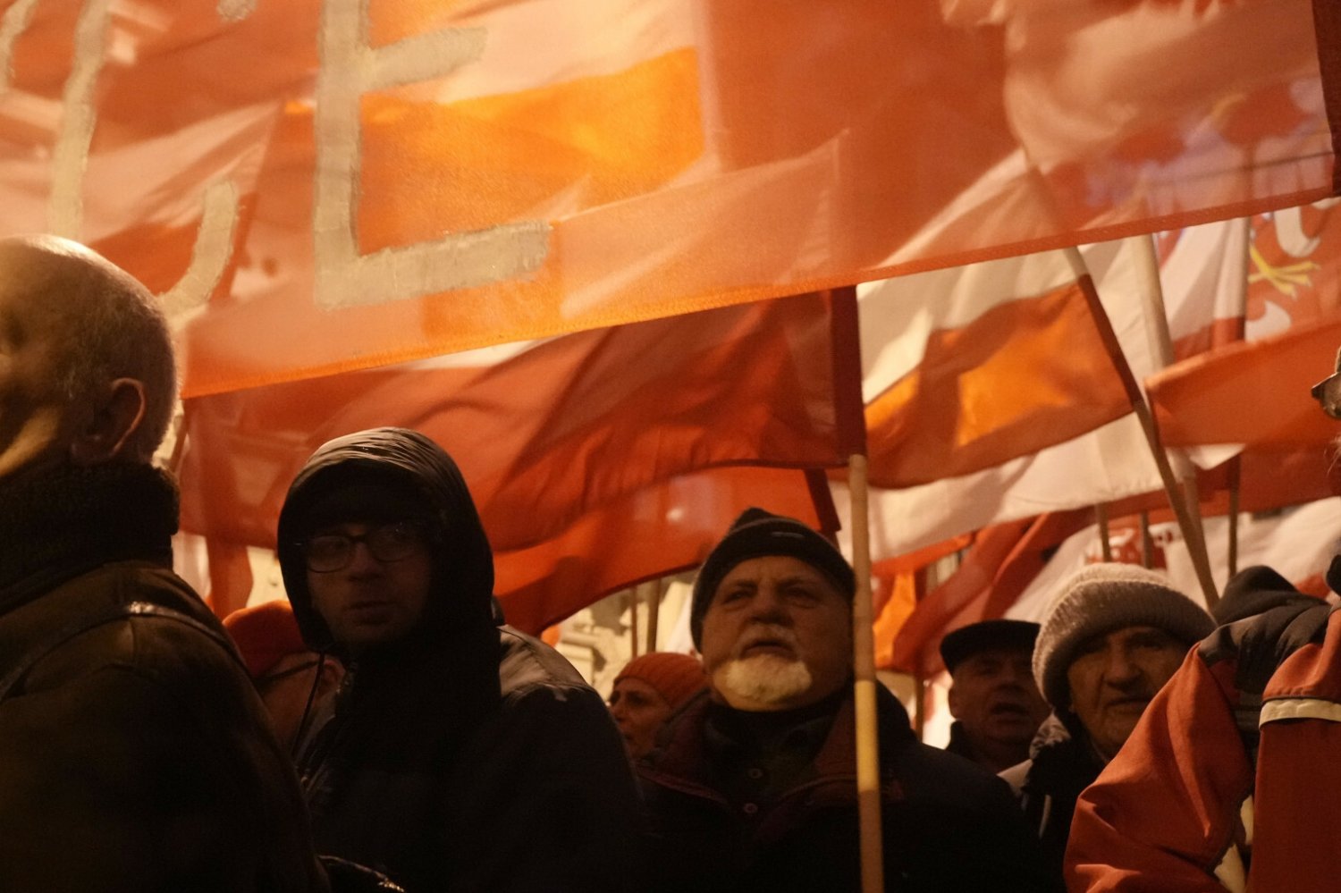 "Ruda wrona orła nie pokona". Co oznacza hasło marszu Patola i Socjal w Warszawie?