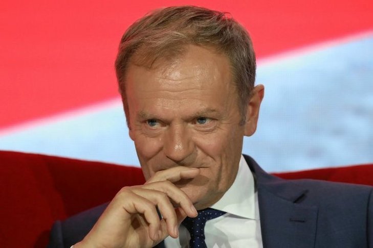 Donald Tusk zakpił z zamieszania wokół transportu maseczek z Chin.