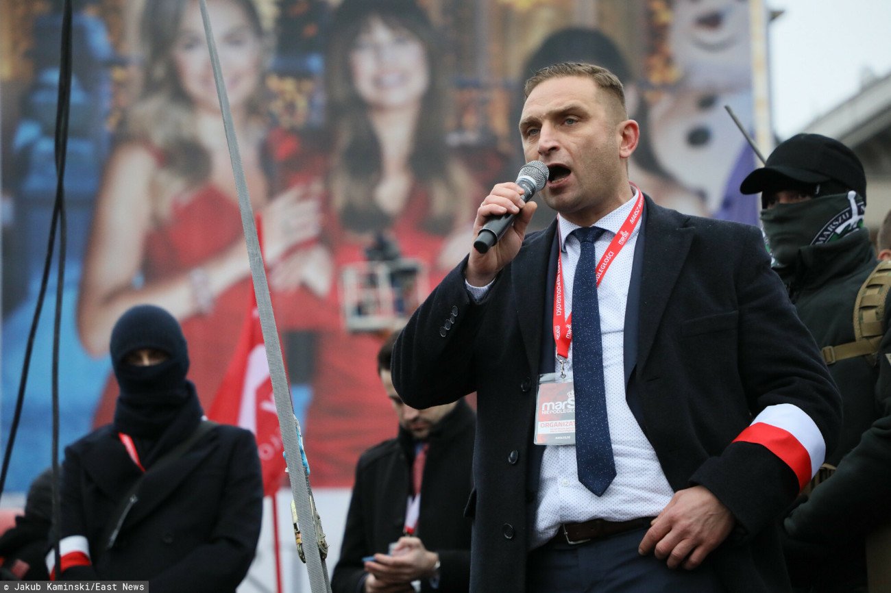 Dotacje dostały organizacje związane z Robertem Bąkiewiczem.