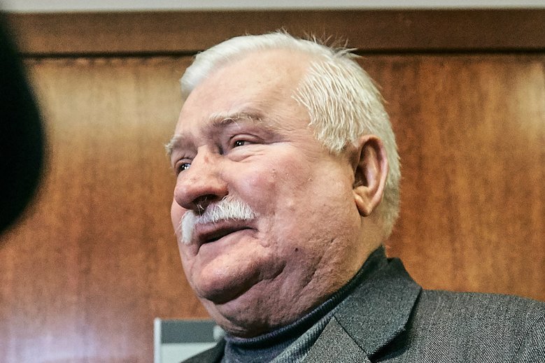Lech Wałęsa przywdział na lot do Waszyngtonu strój, w którym widzieliśmy go w ostatnich miesiącach.