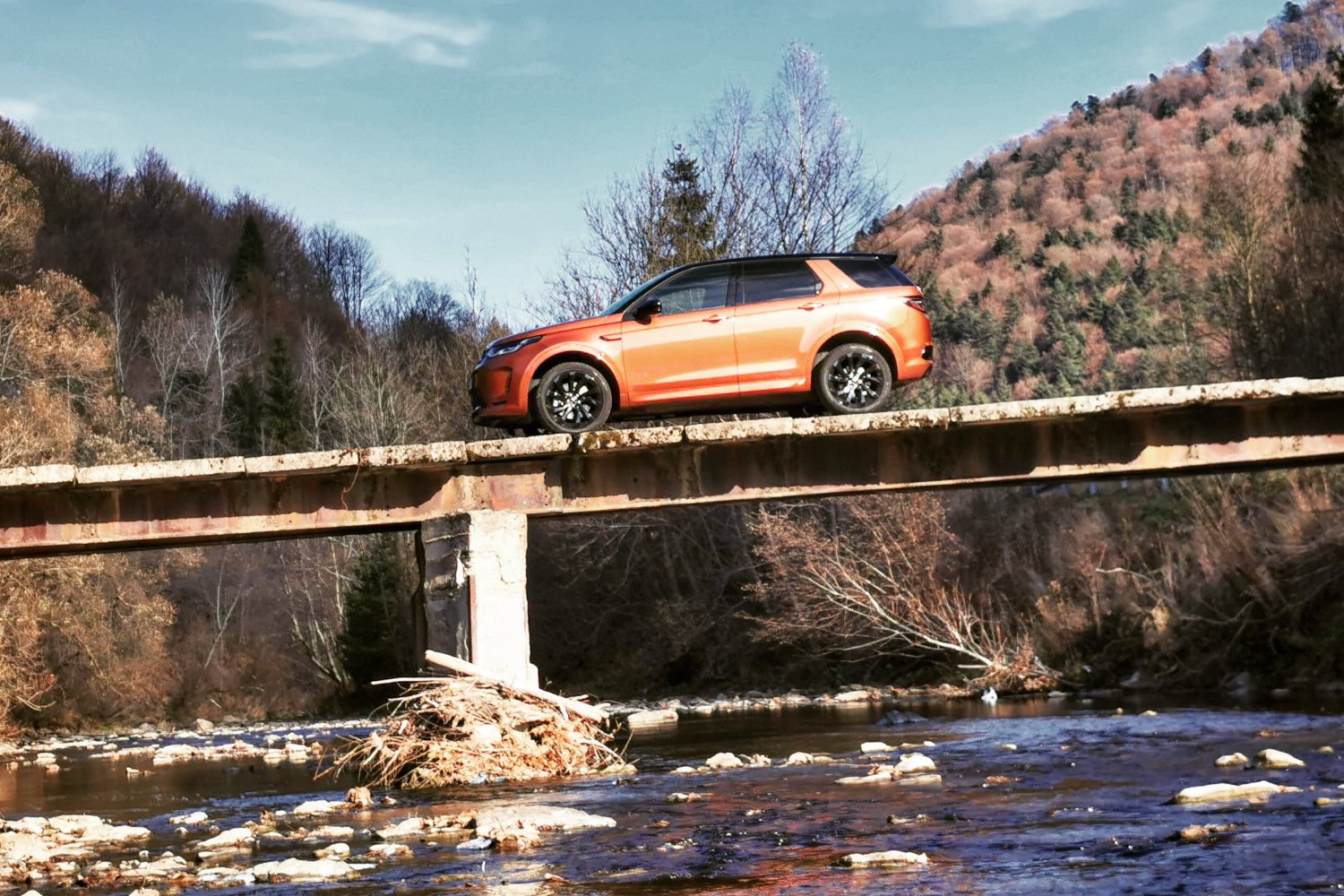 Tak wygląda "most" dojazdowy do paru domów. Land Rover Discovery Sport zmieścił się tam niemal na styk.