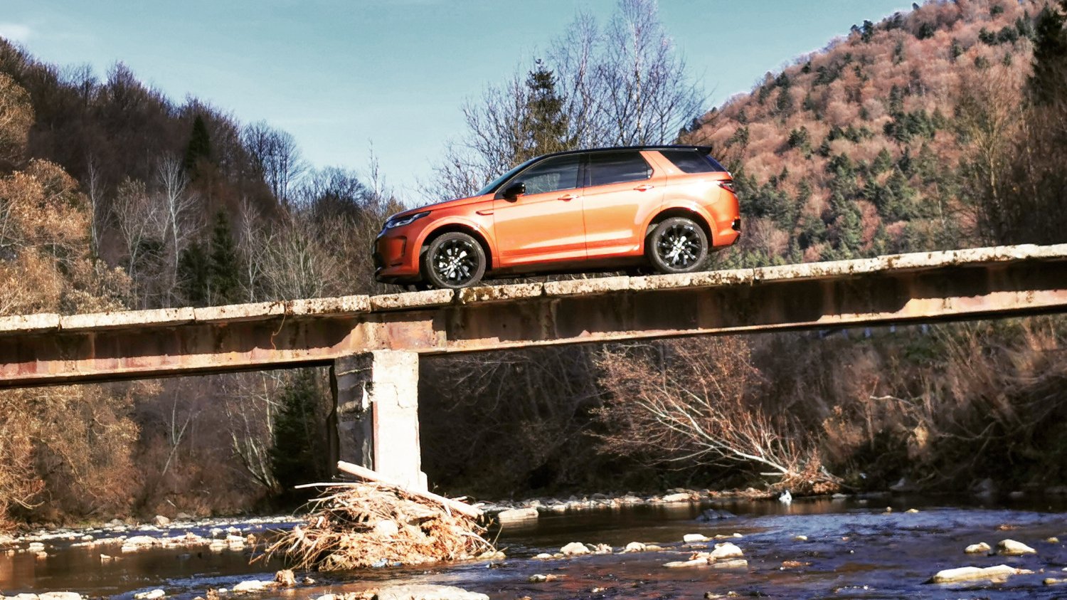 Tak wygląda "most" dojazdowy do paru domów. Land Rover Discovery Sport zmieścił się tam niemal na styk.