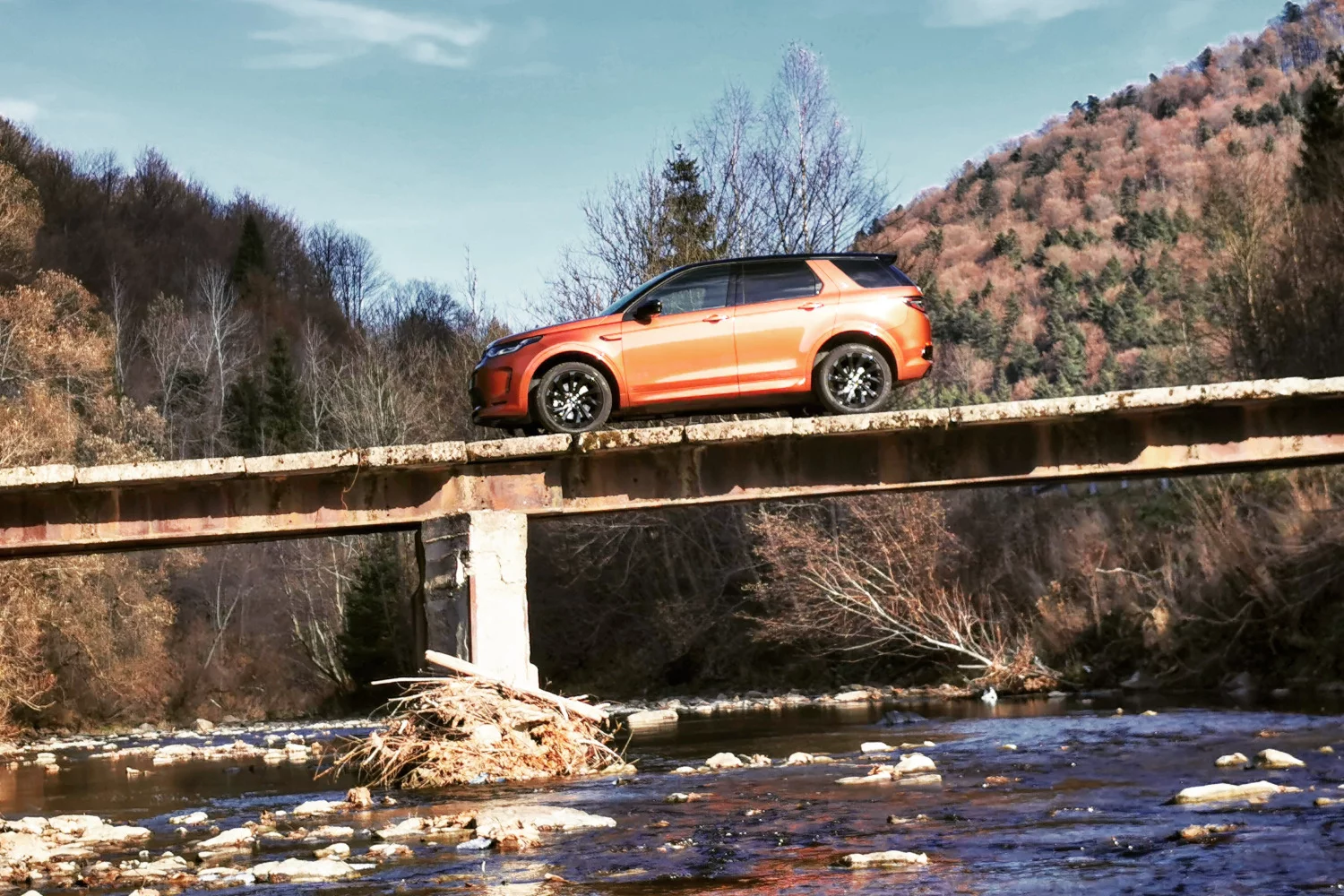 Tak wygląda "most" dojazdowy do paru domów. Land Rover Discovery Sport zmieścił się tam niemal na styk.