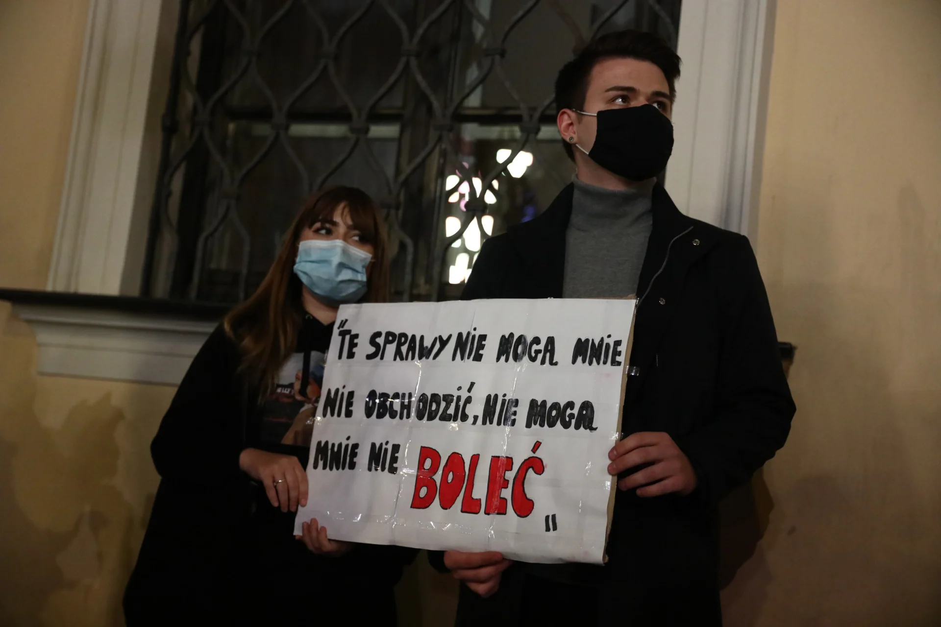 Po premierze najnowszego dokumentu braci Sekielskich w kilku miejscach w Polsce odbyły się protesty. W Krakowie pod hasłem "Dość zabawy w chowanego " manifestowano pod Kurią Metropolitalną,