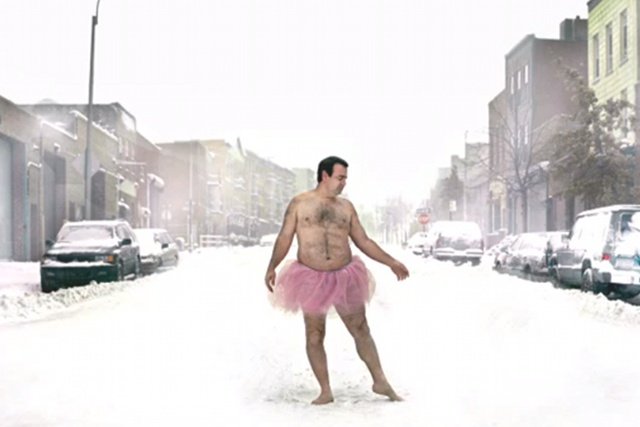 Bob Carey i jego różowe tutu. Sceneria zimowa