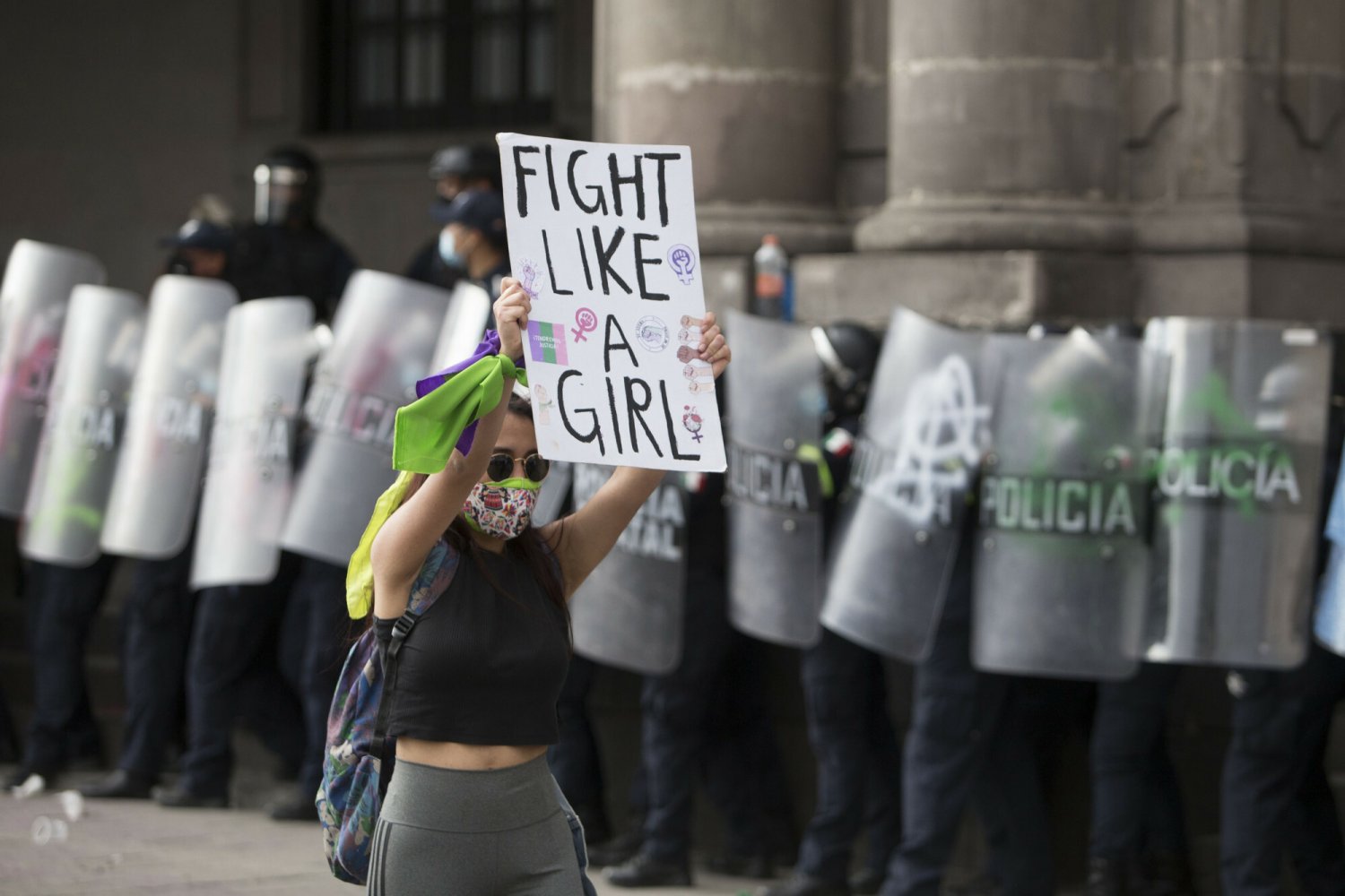 W tym roku w Meksyku odbywało się wiele protestów dotyczących obrony praw kobiet. Na zdjęciu widać jedną z uczestniczek podczas protestu w marcu.