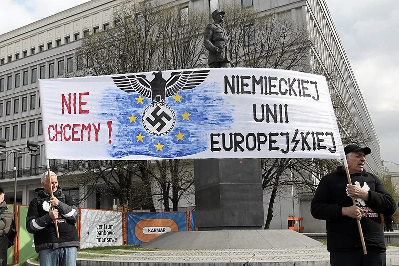 Zadeklarowanych eurosceptyków jest w Polsce tylko 22 proc., ale za rozpisaniem referendum w sprawie przyszłości we wspólnocie jest prawie połowa Polaków.