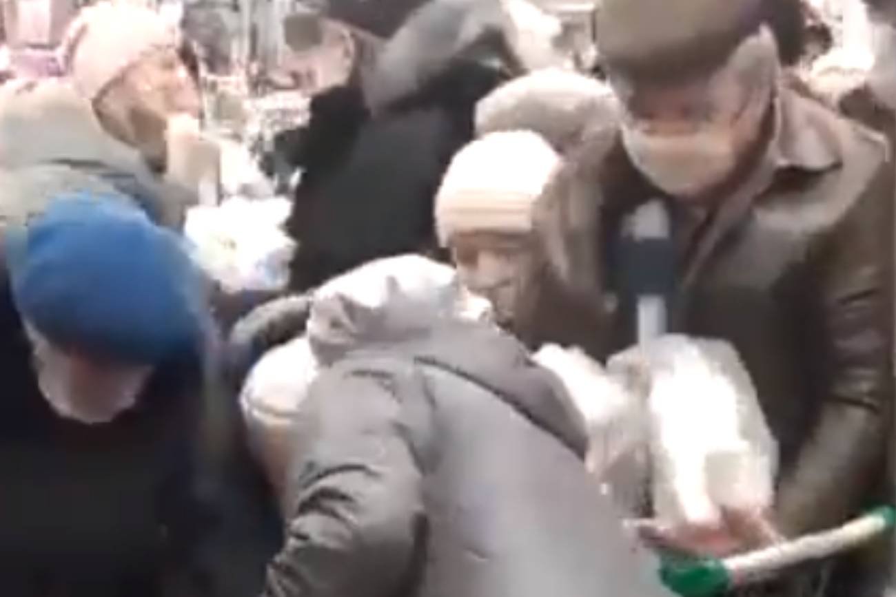 Bitwa o cukier w rosyjskim supermarkecie. Rosjanie biją się o produkty