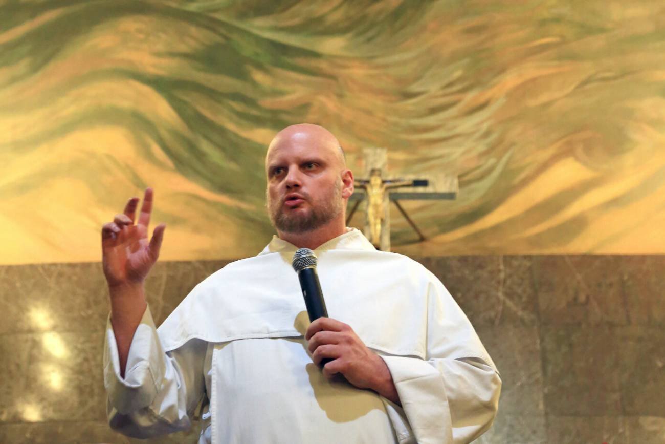 Dramat na pogrzebie matki Adama Szustaka. Chodzi o ojca zakonnika