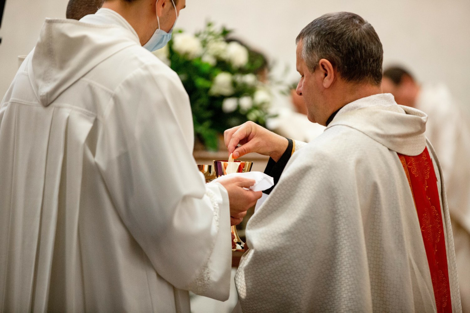 Duchowni pokłócili się o sposób przyjmowania Komunii Świętej.