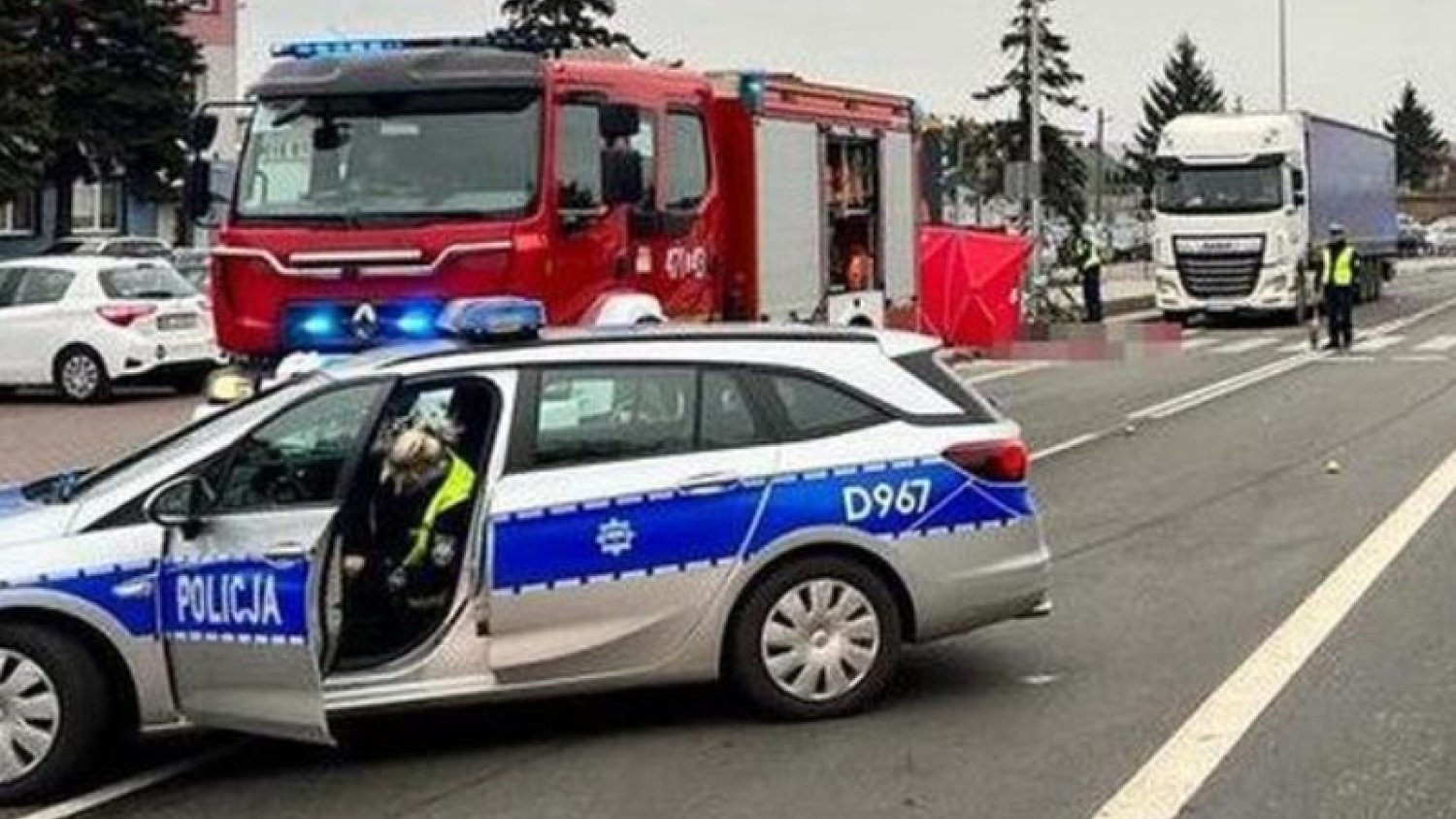 Śmiertelny wypadek w Łukowie. Rowerzystka wpadła pod tira. nagranie z kamer