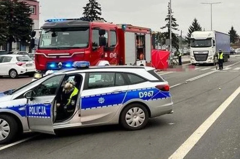Śmiertelny wypadek w Łukowie. Rowerzystka wpadła pod tira. nagranie z kamer
