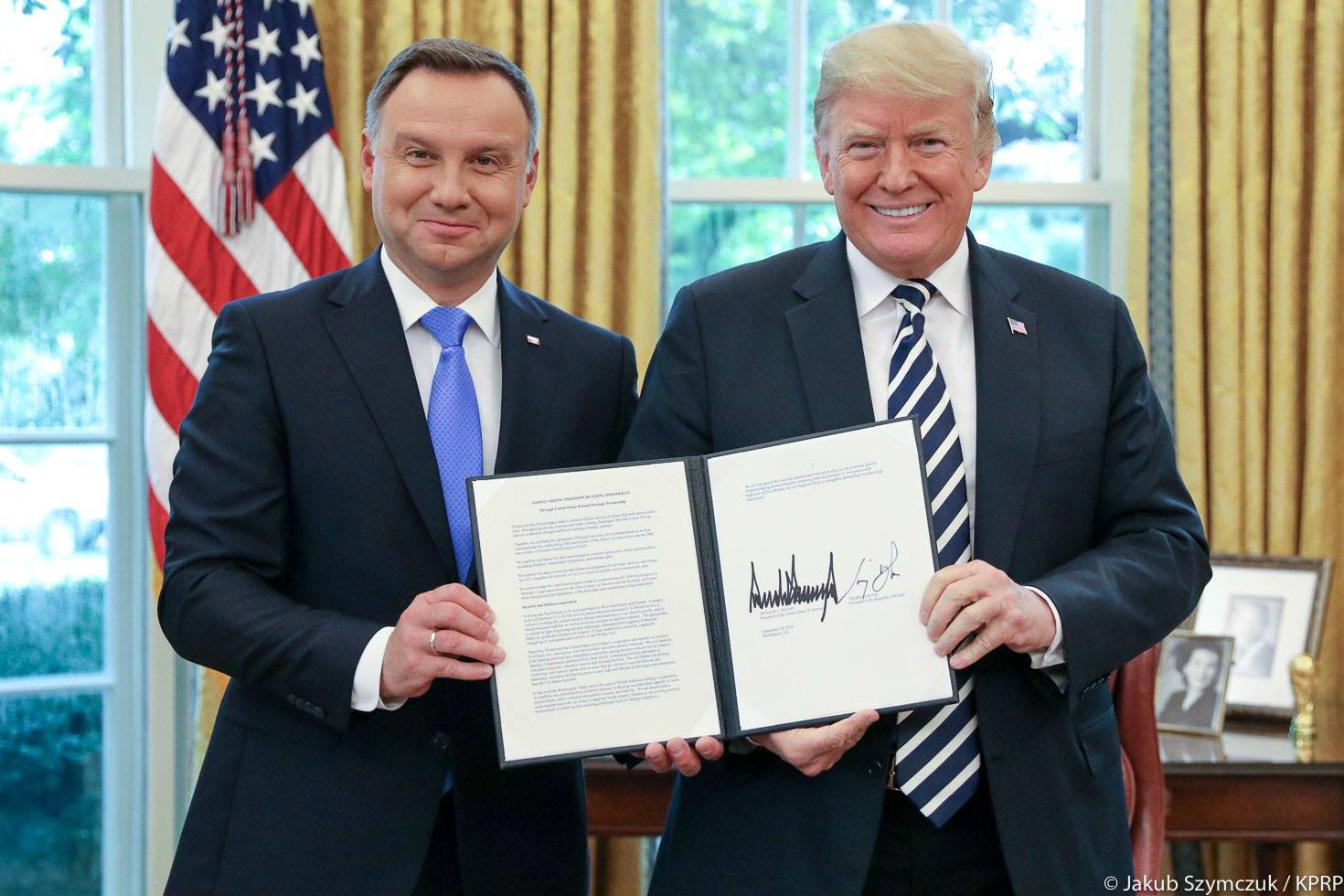 Prezydent dostał w prezencie od Trumpa długopis. Wykpił to Roman Giertych.