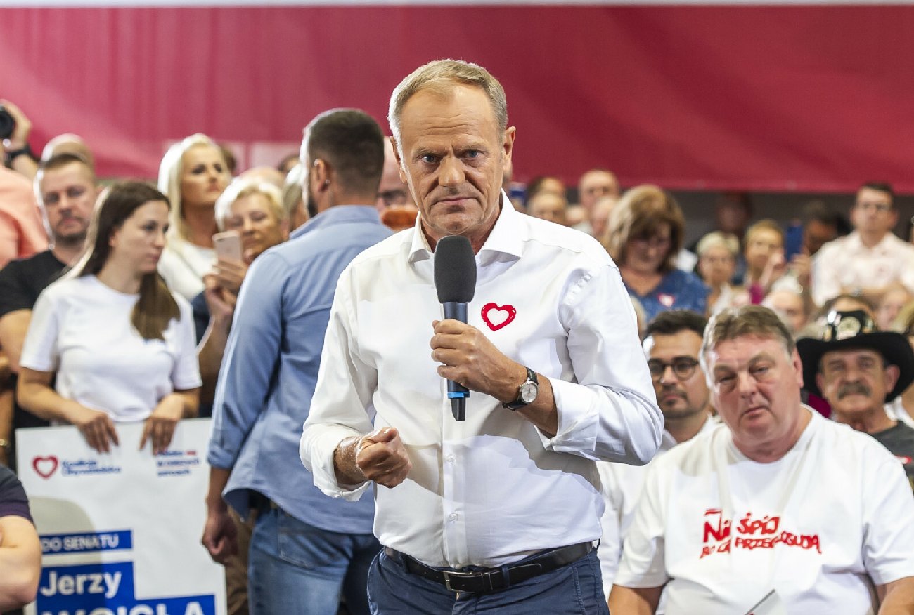 Donald Tusk w Elblągu. Cała sala wiwatowała z okazji urodzin Lecha Wałęsy.