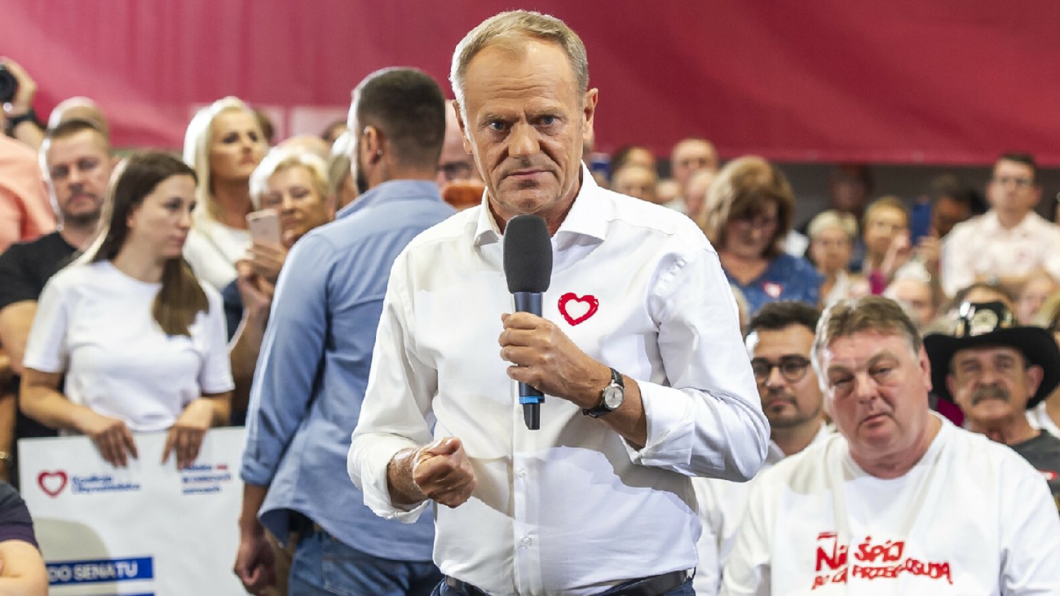 Donald Tusk w Elblągu. Cała sala wiwatowała z okazji urodzin Lecha Wałęsy.
