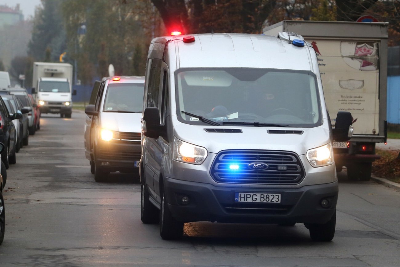 Podczas policyjnego konwoju mężczyzna pociął sobie gardło. W tle sprawa Collegium Humanum.