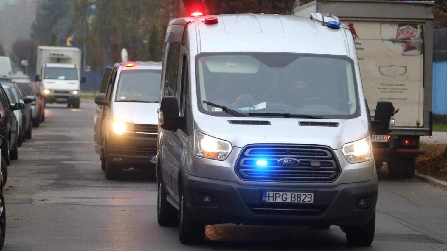 Podczas policyjnego konwoju mężczyzna pociął sobie gardło. W tle sprawa Collegium Humanum.