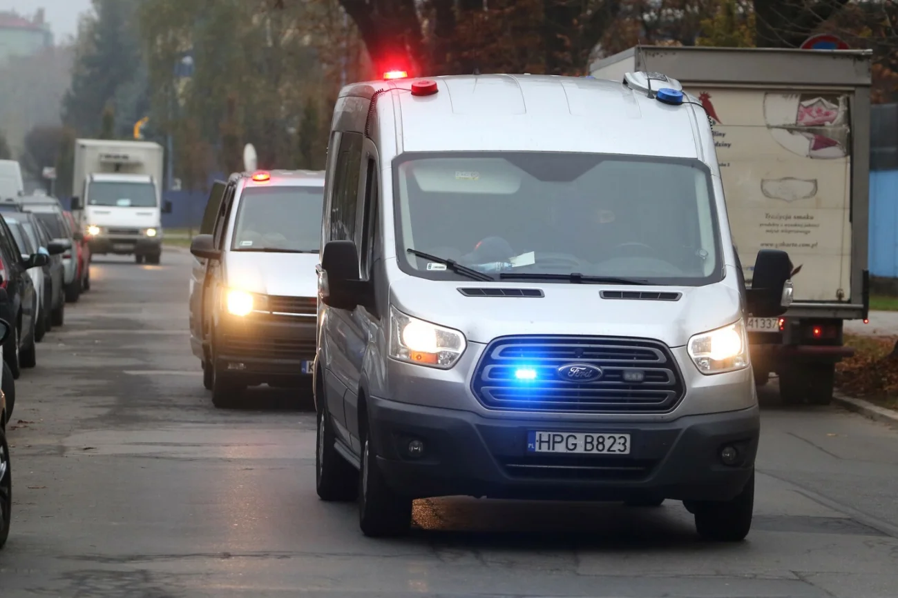 Podczas policyjnego konwoju mężczyzna pociął sobie gardło. W tle sprawa Collegium Humanum.